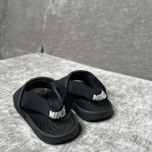 Nike Kids Black Sandals - Picture 2 of 4